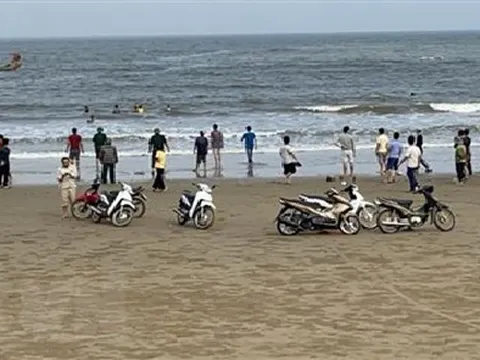 4 em học sinh bị nước biển cuốn trôi khi đang tắm biển