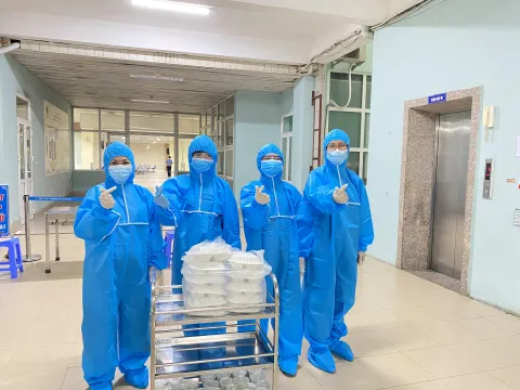 Trong tâm dịch: Mỗi ngày bố trí hơn 10.000 xuất cơm