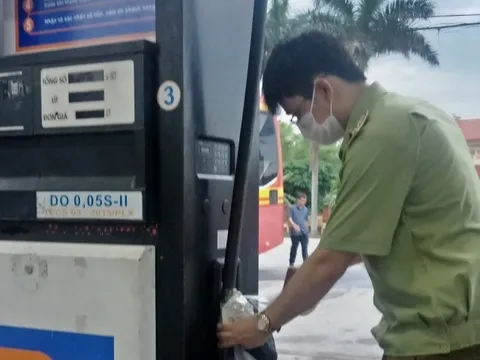 Nam Định: Đình chỉ kinh doanh cửa hàng xăng dầu bán hàng không đảm bảo chất lượng