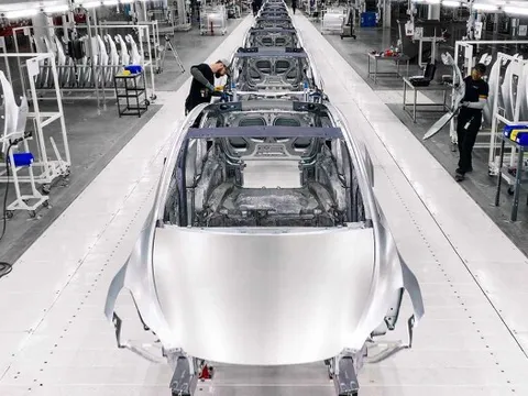 Toyota và Tesla cạnh tranh mạnh mẽ về công nghệ lắp ráp xe điện