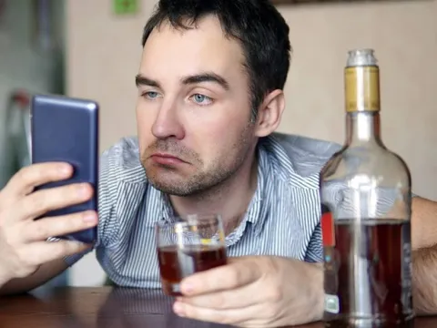 Công nghệ mới biến điện thoại thông minh thành thiết bị đo nồng độ cồn